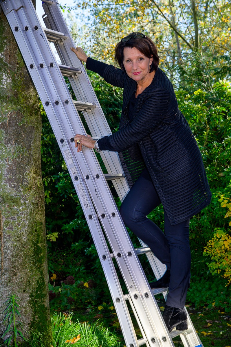 vrouw op ladder tegen boom