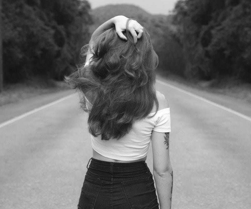 vragende vrouw van achteren