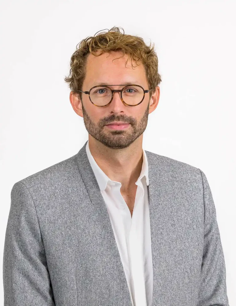 man voor witte studiowand