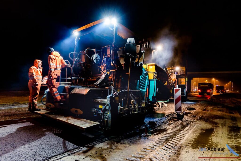 overleg op asfaltmachine industriele fotografie jan adelaar arnhem