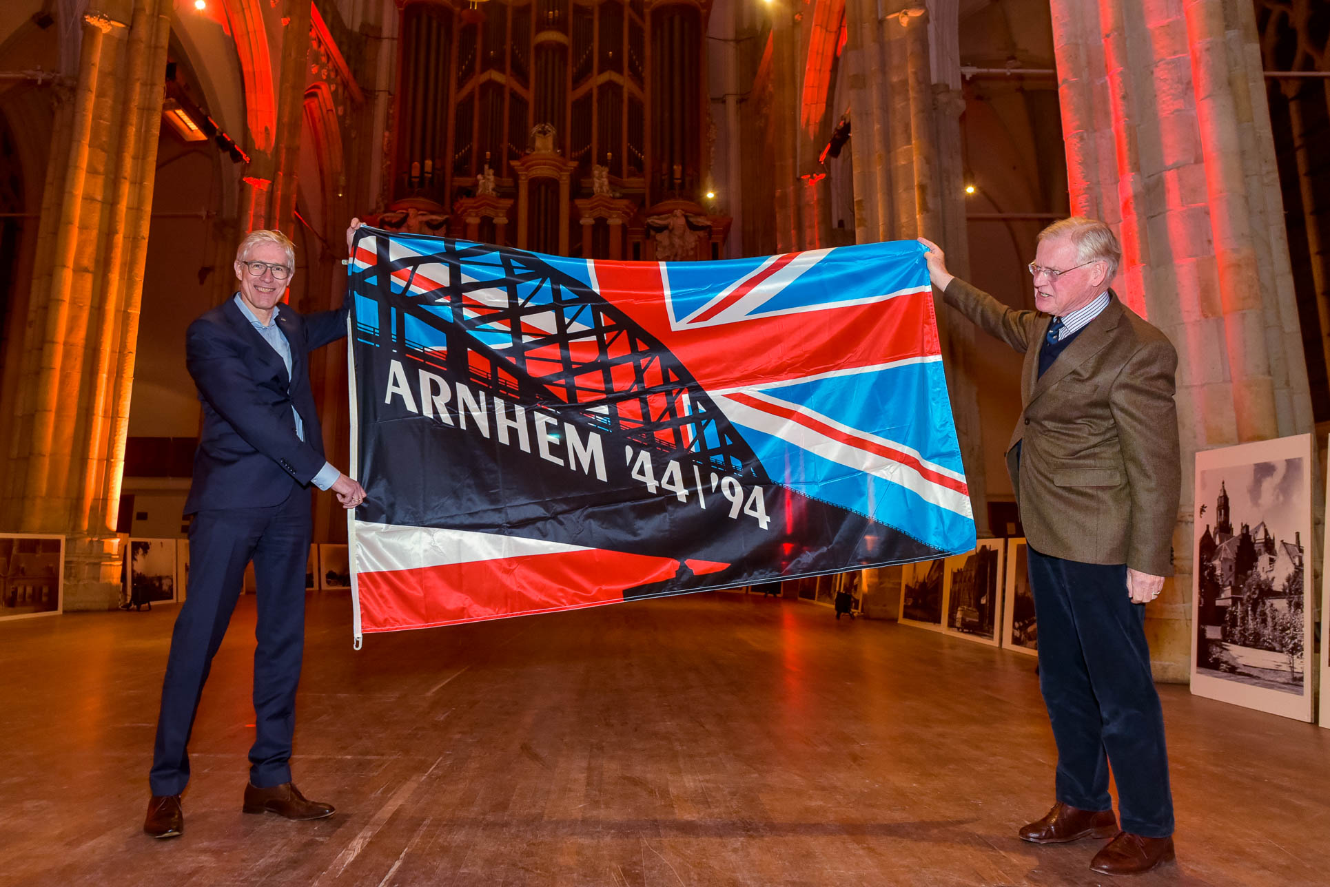 Fotografie Eusebiuskerk 6 vlagoverdracht arnhem 44-94