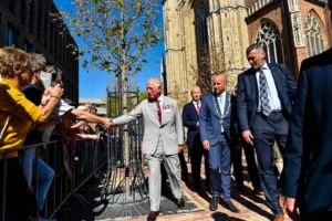 prins charles reikt hand publiek