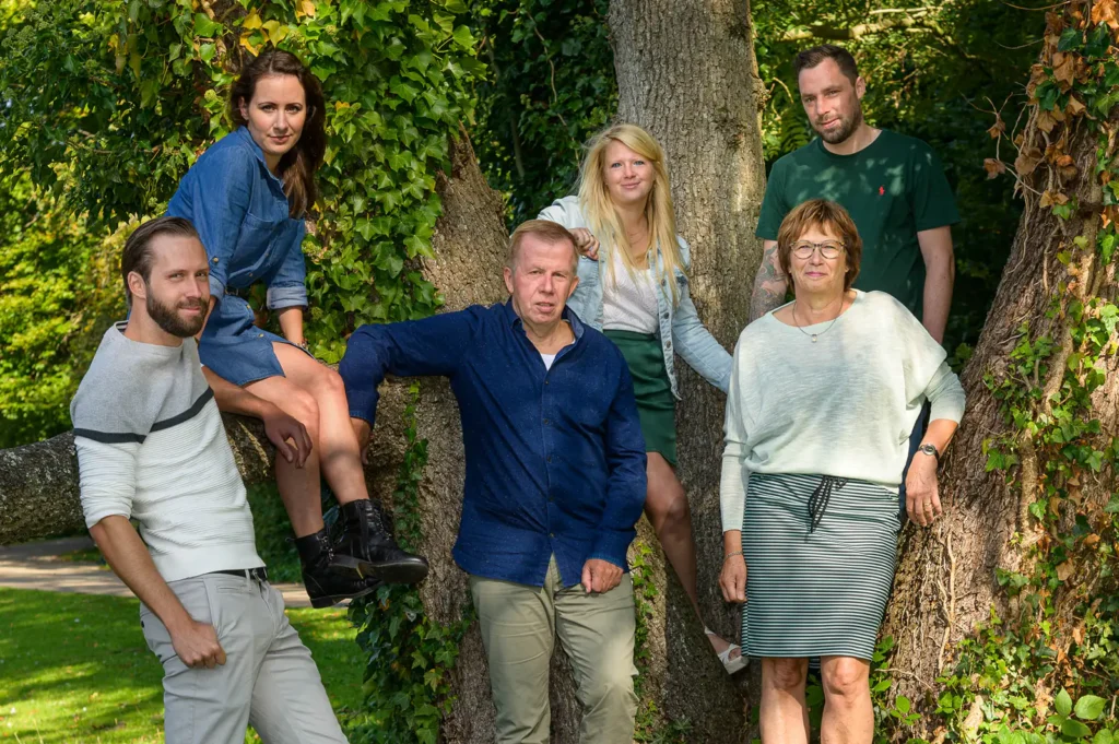 familie tussen de bomen poserend